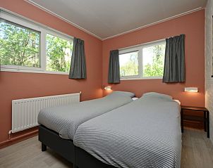 Hoofdslaapkamer in Vakantiehuisje in Winterswijk met uitzicht op de natuur.