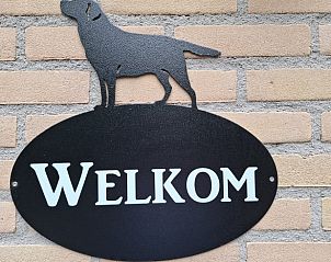 Welkomsbord bij Vakantiehuisje in Winterswijk, Achterhoek, met hondensilhouet.