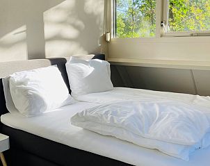 Helles Schlafzimmer im Ferienhaus in Winterswijk, Gelderland, mit bequemem Doppelbett.