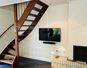 Moderner Innenraum mit Treppe und Kamin in einem Ferienhaus in Winterswijk, Gelderland.