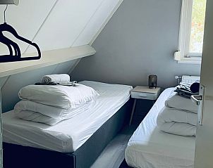 Gemtliches Schlafzimmer mit zwei Betten in einem Ferienhaus in Winterswijk, Achterhoek.