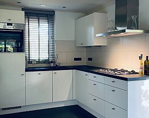 Voll ausgestattete Kche im Ferienhaus in Winterswijk, Gelderland, mit modernen Gerten.