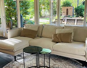 Gemtliche Sitzecke mit Blick auf den Garten im Ferienhaus in Winterswijk, Achterhoek.