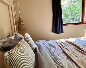 Gemtliches Schlafzimmer mit Aussicht in Cottage in Winterswijk, in der Natur von Achterhoek, Gelderland gelegen.