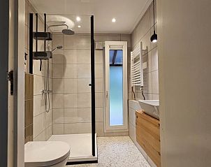 Modernes Badezimmer mit Dusche in Cottage in Winterswijk, Ferienhaus in Achterhoek, Gelderland.