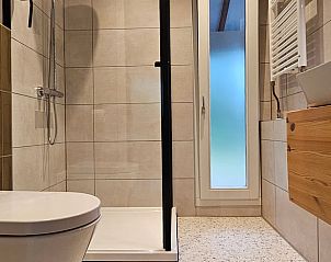 Badezimmer mit modernen Annehmlichkeiten in Cottage in Winterswijk, Ferienhaus in Achterhoek, Gelderland.