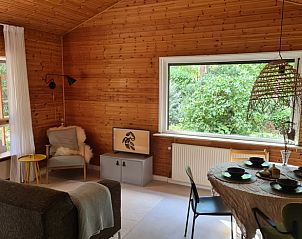 Wohnzimmer mit Blick auf die Natur in Cottage in Winterswijk, Ferienhaus in Achterhoek, Gelderland.