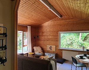 Holzinterieur des Wohnzimmers in Cottage in Winterswijk, Ferienhaus in Achterhoek, Gelderland.