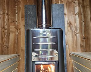 Sauna-Interieur mit Ofen in Cottage in Winterswijk, Ferienhaus in Achterhoek, Gelderland.
