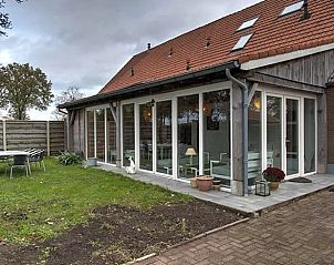 Vacation home in Winterswijk with cozy porch and garden, perfect for outdoor meals.