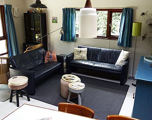Gezellige woonkamer van Vakantiehuisje in Winterswijk, gelegen in de Achterhoek, Gelderland. Comfortabele zitruimte met uitzicht op de natuur.