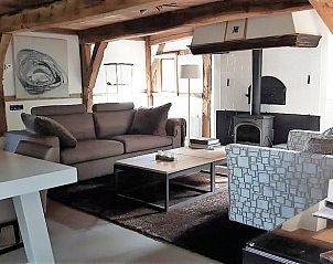 Moderne zithoek met houtkachel in Vakantiehuis in Winterswijk, Achterhoek.