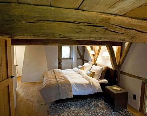 Comfortabele slaapkamer met houten details in Vakantiehuis in Winterswijk.