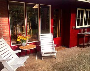 Ontspannen terras bij Vakantiehuisje in Winterswijk, Achterhoek. Geniet van de rust en natuur in deze gezellige vakantieaccommodatie.