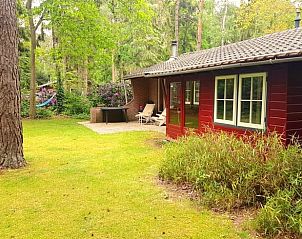 Rustiek vakantiehuisje in Winterswijk, Achterhoek, met terras in groene omgeving, ideaal voor natuurvakanties in Gelderland.