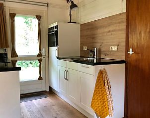 Gezellige keuken in Vakantiehuisje in Winterswijk, Achterhoek, Gelderland met uitzicht op de groene omgeving.