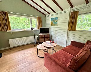 Gezellige woonkamer in Vakantiehuisje in Winterswijk, Gelderland, met comfortabele bank en uitzicht op groene natuur in de Achterhoek.