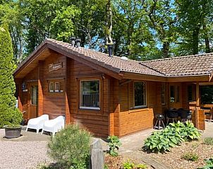 Charmant vakantiehuis in Winterswijk, gelegen in de groene Achterhoek, Gelderland, met een uitnodigend terras en omgeven door natuur.