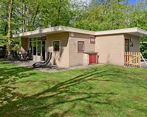 Zijaanzicht van Vakantiehuis in Winterswijk, omgeven door natuur in de Achterhoek.