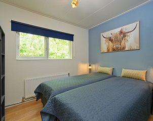 Slaapkamer met twee bedden in Vakantiehuis in Winterswijk, omgeven door Achterhoekse natuur.