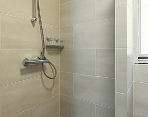 Douche in de badkamer van Vakantiehuis in Winterswijk, Achterhoek, omgeven door natuur.