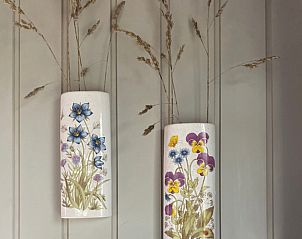 Decoratieve bloemenvaasjes in Vakantiehuisje in Winterswijk, Achterhoek, Gelderland.