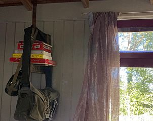 Binnenruimte met boekenplank in Vakantiehuisje in Winterswijk, Achterhoek, Gelderland.