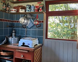 Compacte keuken in Vakantiehuisje in Winterswijk, Achterhoek, met vintage uitstraling.