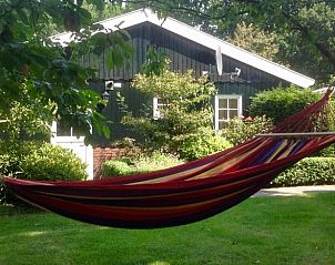 Ontspan in de hangmat in de tuin van Huisje in Barchem, vakantiehuis in Achterhoek, Gelderland.