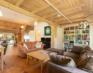 Ruime woonkamer in Vakantiehuisje in Barchem, Achterhoek, Gelderland, met comfortabele banken en boeken.