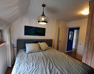 Gezellige slaapkamer in Vakantiehuisje in Barchem, Achterhoek, Gelderland, met stijlvolle verlichting.