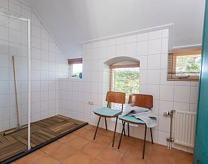 Moderne badkamer in Vakantiehuisje in Barchem, Achterhoek, Gelderland, met ruime douche.