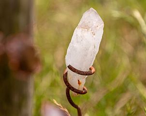 Unieke kristaldecoratie in de tuin van Vakantiehuisje in Barchem, Achterhoek, Gelderland.