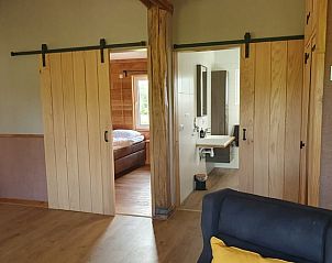 Interieur van Huisje in Barchem met houten schuifdeuren, vakantiehuis in Achterhoek, Gelderland.