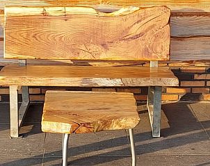 Houten bank op terras van Huisje in Barchem, vakantieaccommodatie in Achterhoek, Gelderland.