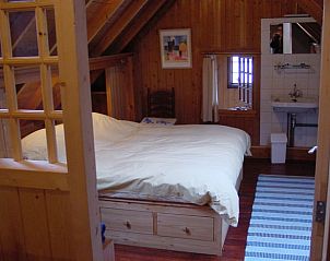 Slaapkamer met houten interieur in Huisje in Barchem, Achterhoek, Gelderland.