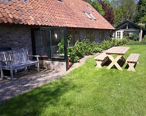 Picknicktafel in de tuin van Huisje in Barchem, vakantiehuis Achterhoek.