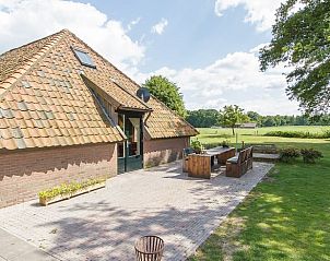 Terras met zitgelegenheid bij Huisje in Barchem, vakantieverblijf in Gelderland.