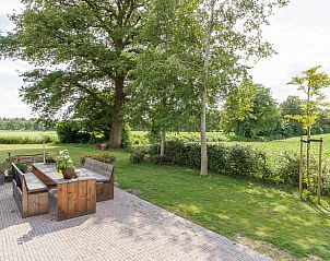 Zonnige tuin bij Huisje in Barchem, vakantieaccommodatie in Achterhoek, Gelderland.