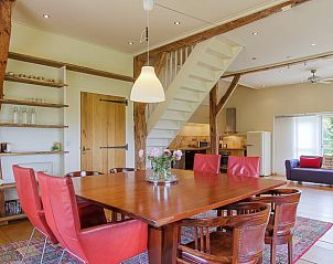 Eetkamer met houten tafel in Huisje in Barchem, vakantieverblijf in Gelderland.