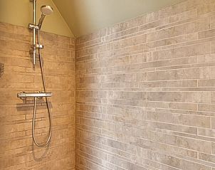 Moderne douche in Huisje in Barchem, vakantieaccommodatie in Gelderland.