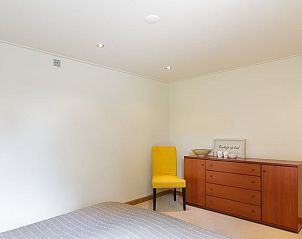 Minimalistische slaapkamer met ladekast in Huisje in Barchem, Achterhoek.