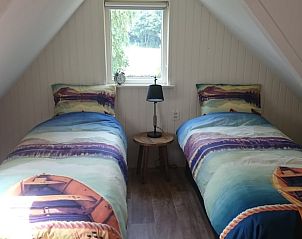 Knusse zolderkamer in Huisje in Barchem, vakantiehuis in Barchem, met twee bedden en uitzicht op de natuur.