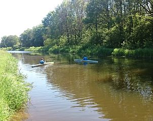 Kajakken op de rivier nabij Huisje in Barchem, vakantiehuis in de Achterhoek, omgeven door weelderige natuur.