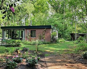 Buitenzijde van Vakantiehuis in Barchem, Achterhoek, Gelderland, omringd door prachtige bossen en tuinen.