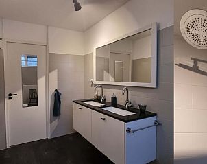 Moderne badkamer met dubbele wastafel in Vakantiehuis in Barchem, Achterhoek, Gelderland.