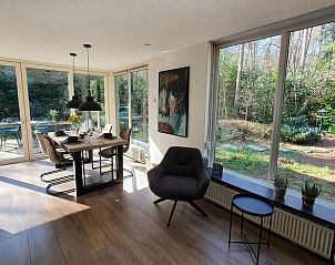 Eethoek met veel lichtinval in Vakantiehuis in Barchem, Achterhoek, Gelderland met uitzicht op de tuin.