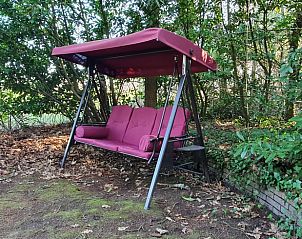 Schommelbank in de tuin van Vakantiehuis in Barchem, Achterhoek, Gelderland voor ontspanning.
