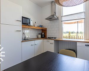 Slaapkamer in vakantiehuis DG693, Barchem, met comfortabele bedden en rustgevende kleuren.