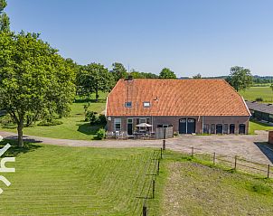 Ruime woonkamer in vakantiehuis DG693, Barchem, met houten vloer en comfortabele zitplaatsen.